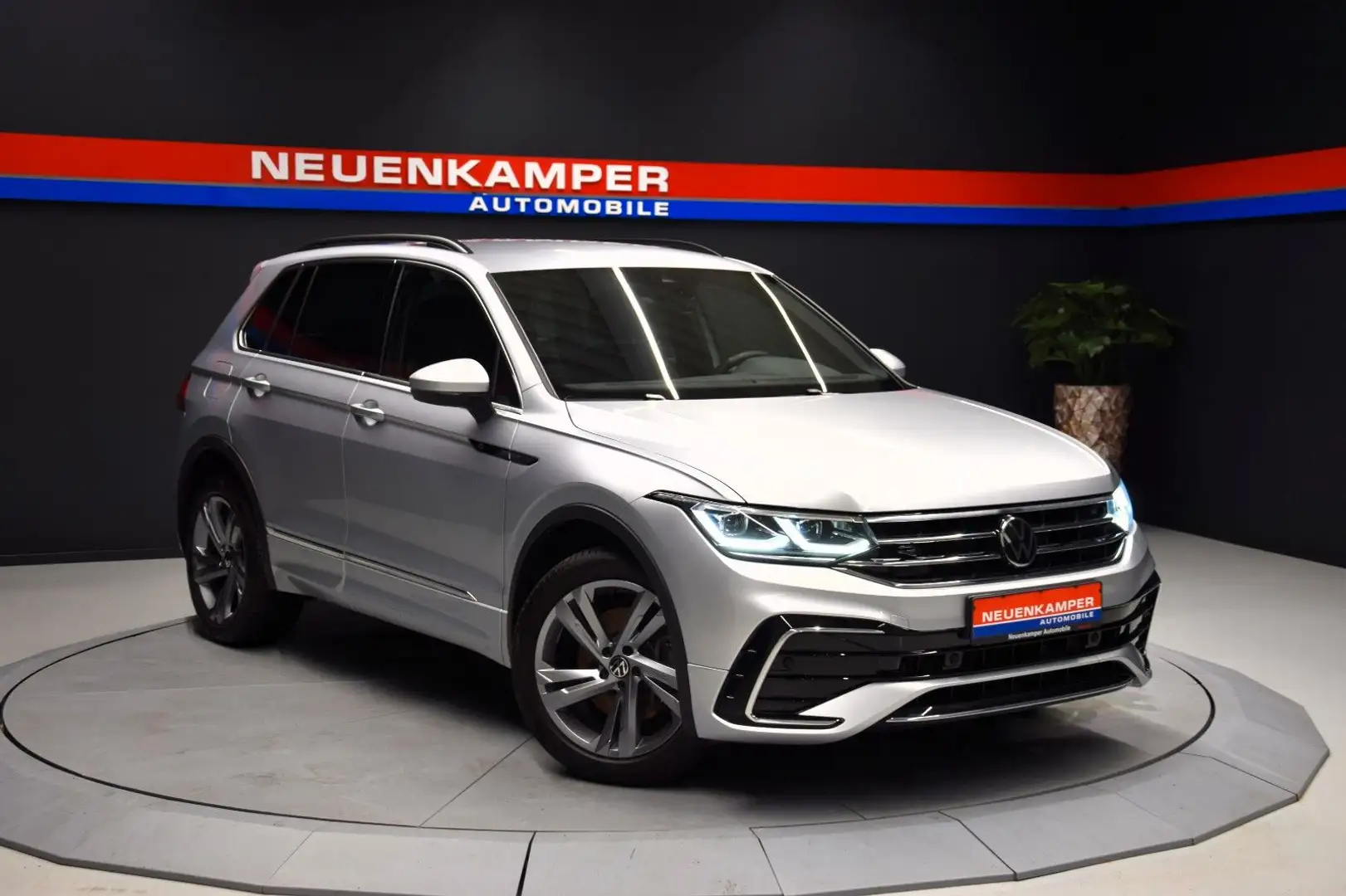 Volkswagen Tiguan RLine 4Motion ACC Virtual Ambiente IQ-LED Silber - 1