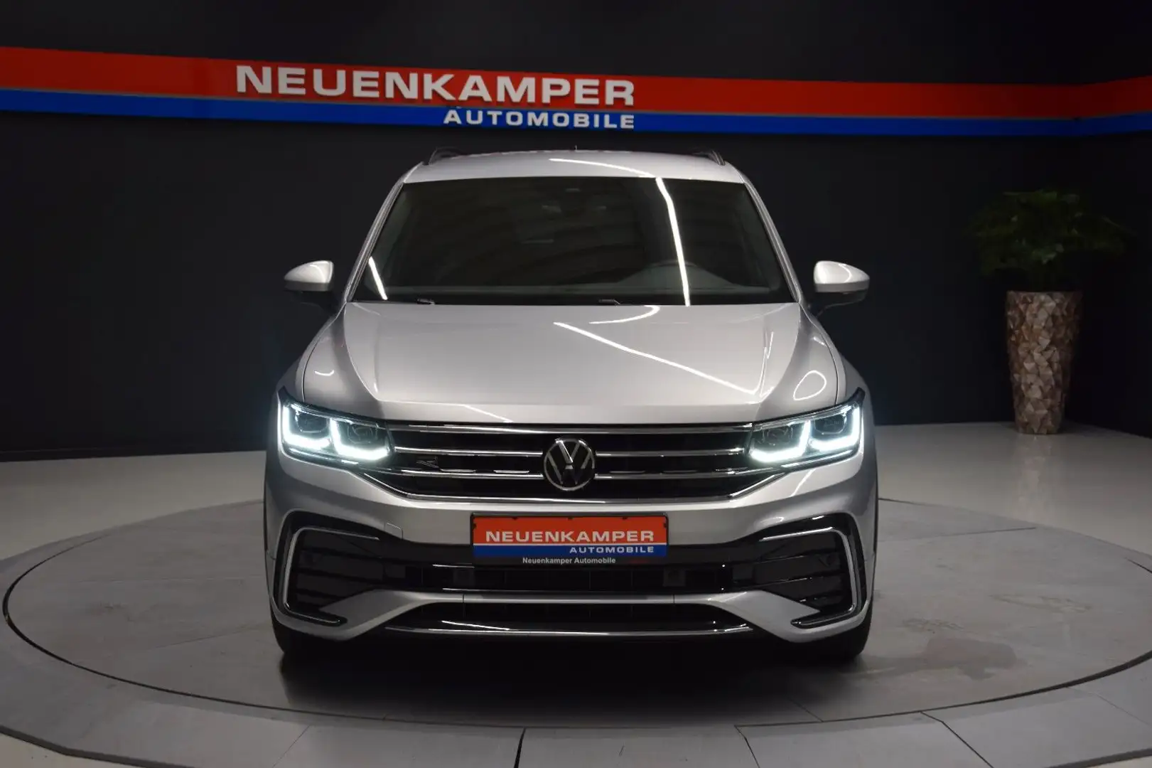 Volkswagen Tiguan RLine 4Motion ACC Virtual Ambiente IQ-LED Silber - 2
