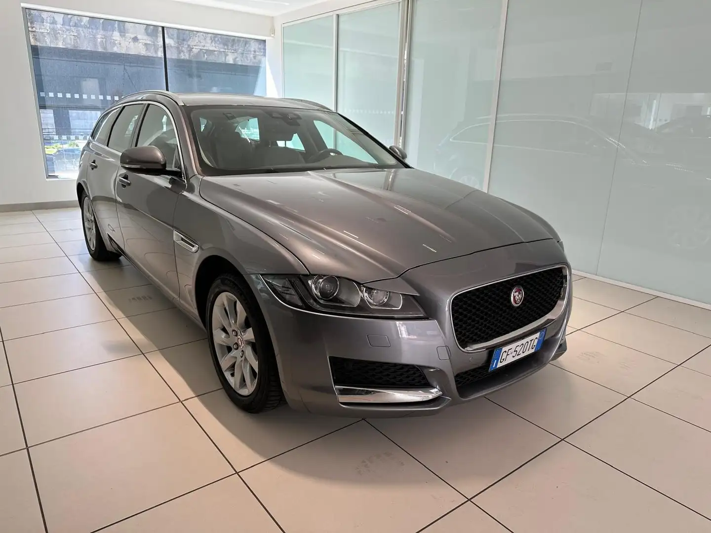Jaguar XF XF 2.0d i4 Prestige 180cv auto my20 Gris - 2