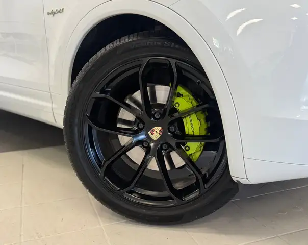 Porsche Cayenne view 9