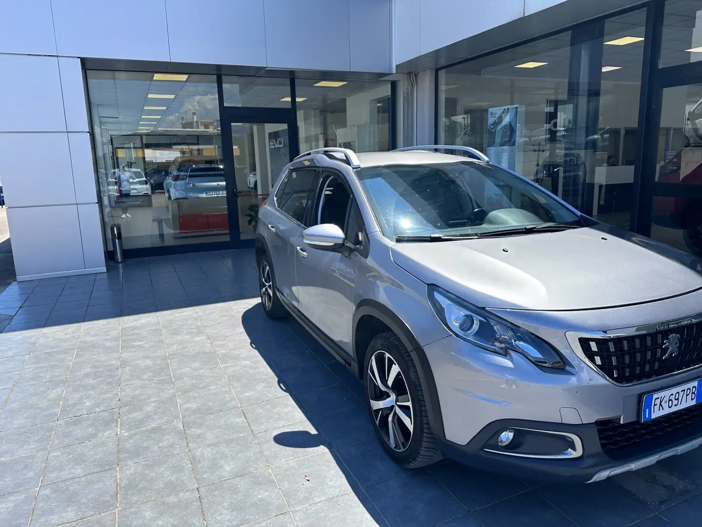 Peugeot 2008 BlueHDi 120 S&S Allure Grau - 1