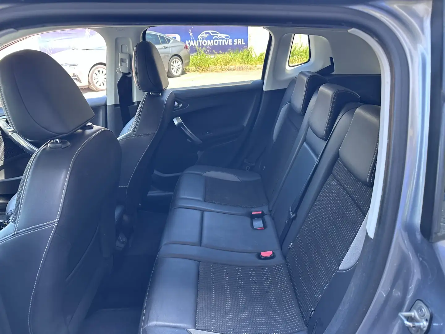 Peugeot 2008 BlueHDi 120 S&S Allure Grau - 2
