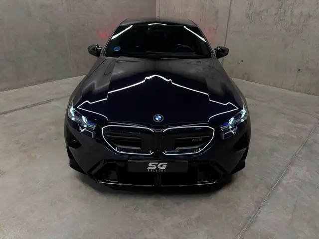 BMW M5 view 4