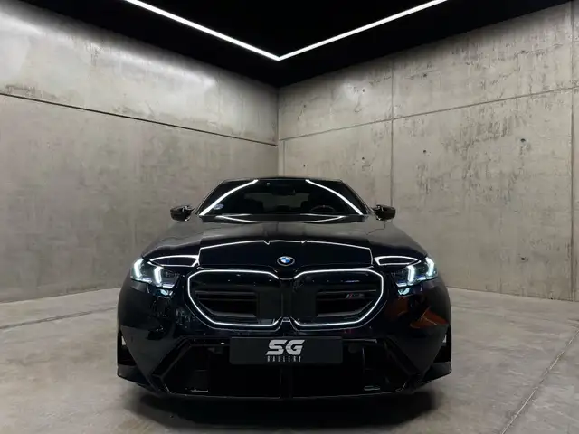 BMW M5 view 3