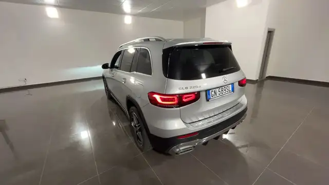 Mercedes-Benz 220 view 11