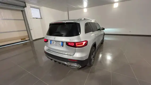 Mercedes-Benz 220 view 9