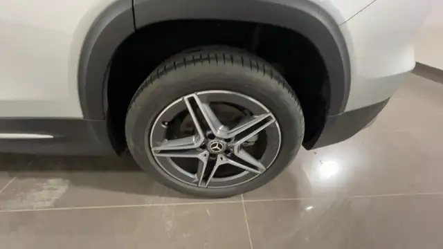 Mercedes-Benz 220 view 12