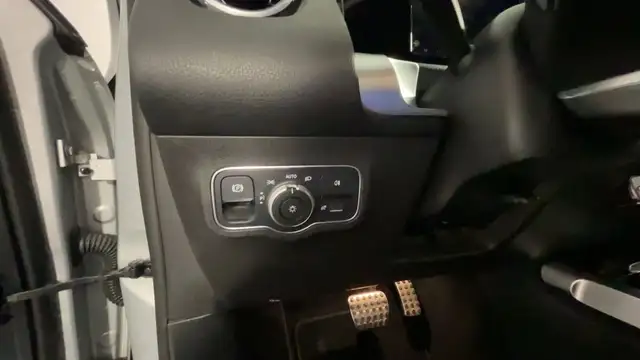Mercedes-Benz 220 view 18