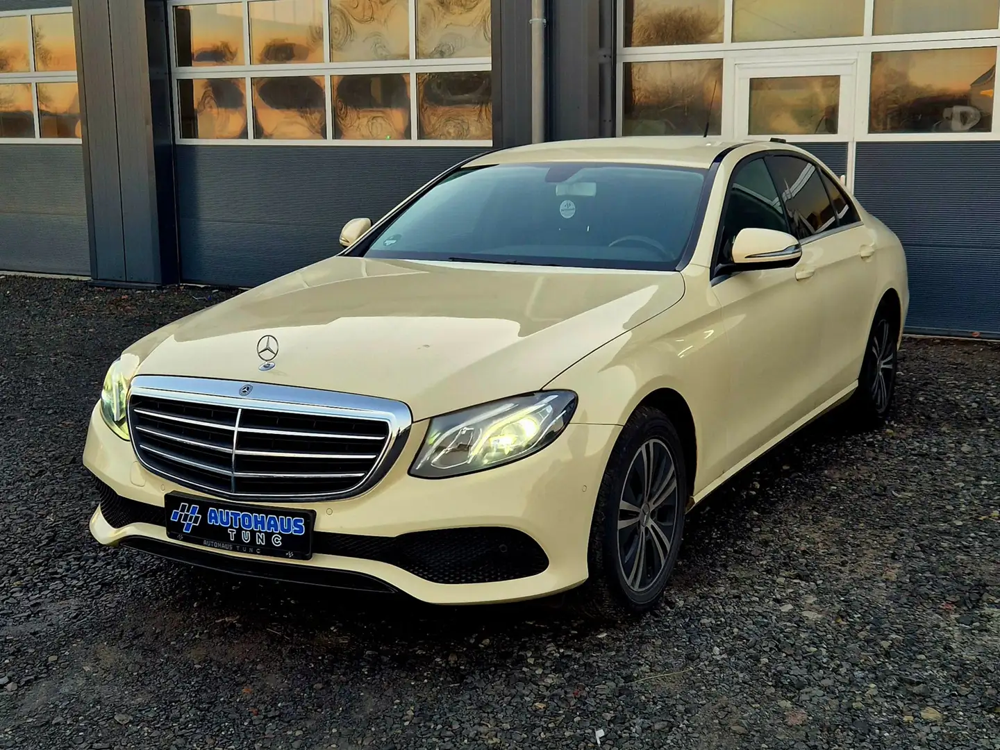 Mercedes-Benz E 220 Avantgarde 9G-Tronic MBUX Taxi Paket LED NAVI Beige - 1