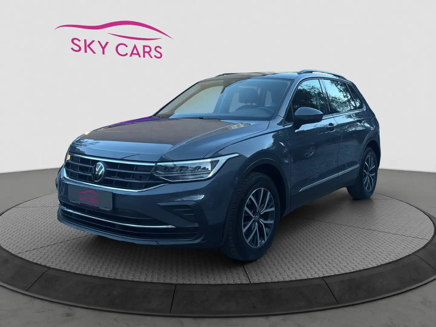 Volkswagen Tiguan Life 2.0 TDI | EZ 11/2022 | Modell 2023 | DSG | ACC | Kamera | AHK | LED | Navi | 66.000 km | 1. Besitz | Unfallfrei Grau - 1