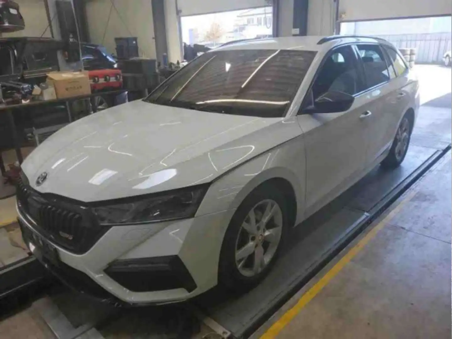Skoda Octavia Combi RS 2.0 TDI DSG MATRIX+NAV+AHK+STHZ Fehér - 2
