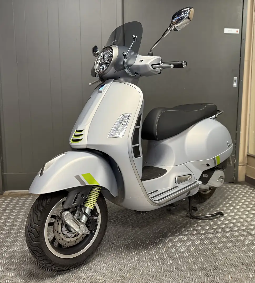 Vespa GTS 125 Gris - 1