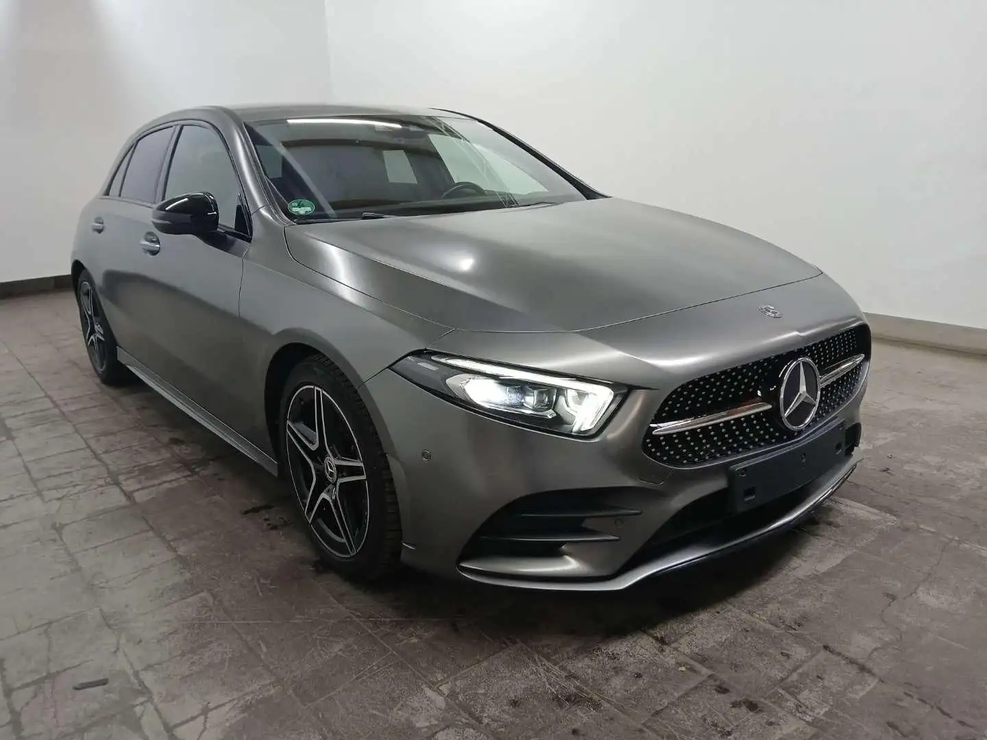 Mercedes-Benz A 220 AMG Line Night RFK HuD LED MBUX Standh. Grau - 2
