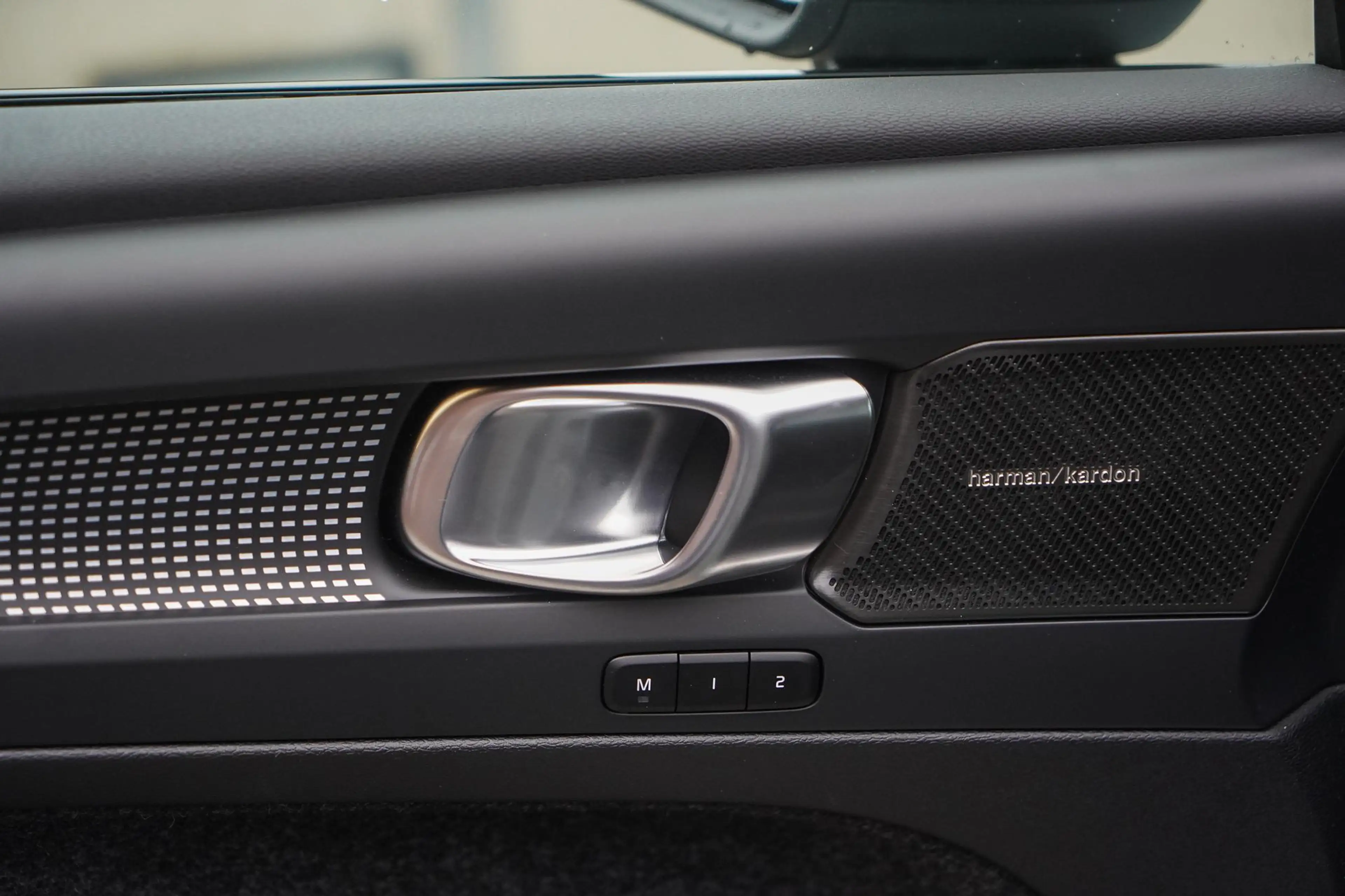 Volvo EC40 Twin Motor Ultra Black Edition 82 kWh 360 Parkeerc — photo 15