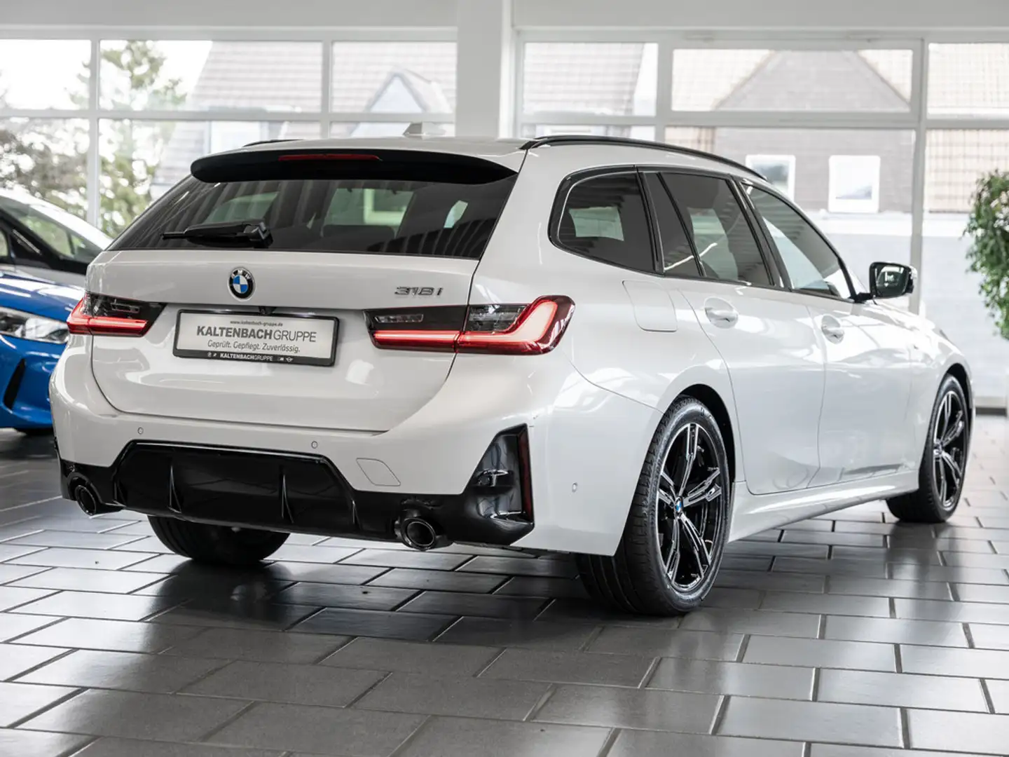 BMW 318 i Touring M-Sport PANO HUD 360° LED NAVI Weiß - 2