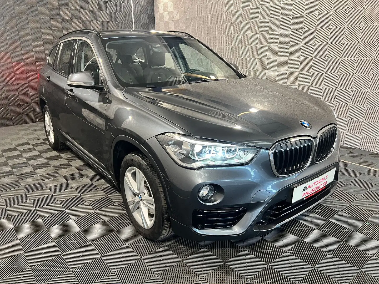 BMW X1 xDr. 18d*SPORT*LED-R.KAM-SHZ-CONN.DR.-AHK-17" Grau - 1