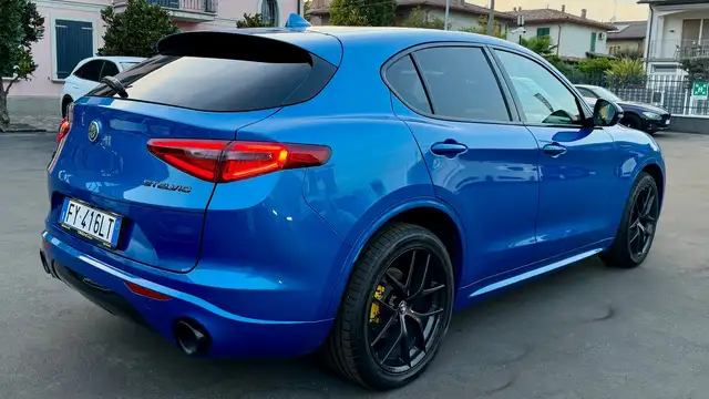 Alfa Romeo Stelvio view 9