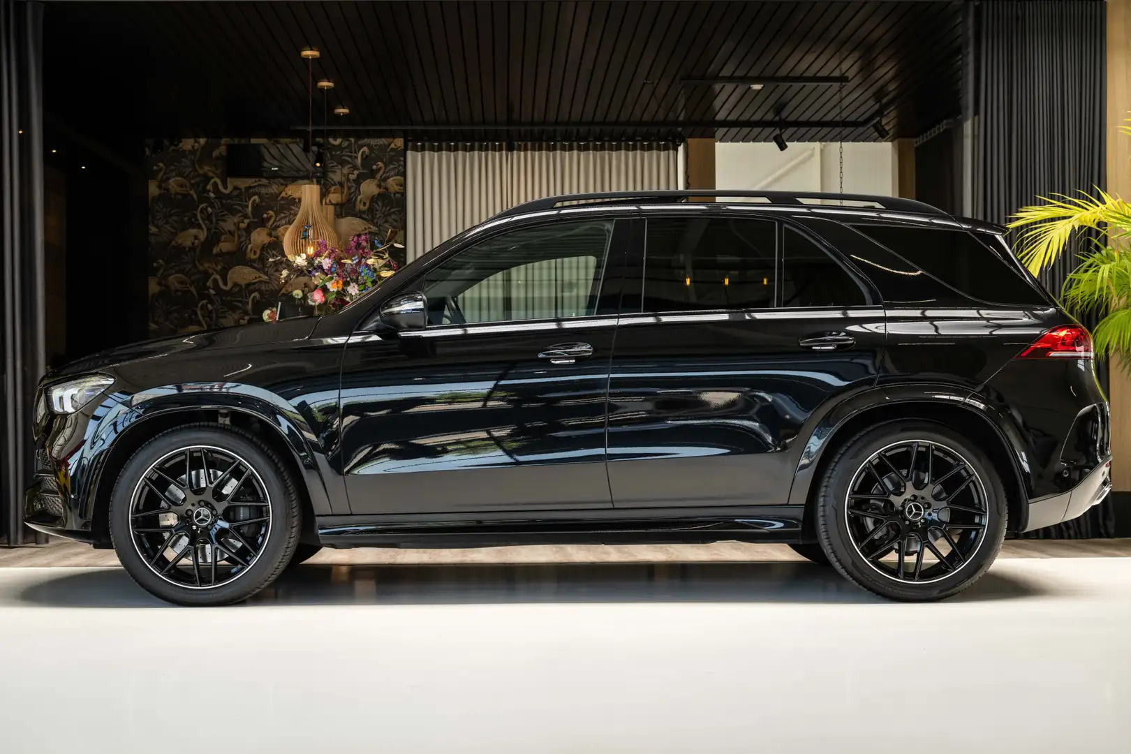 Mercedes-Benz GLE 450 4MATIC Premium Plus Zwart - 2