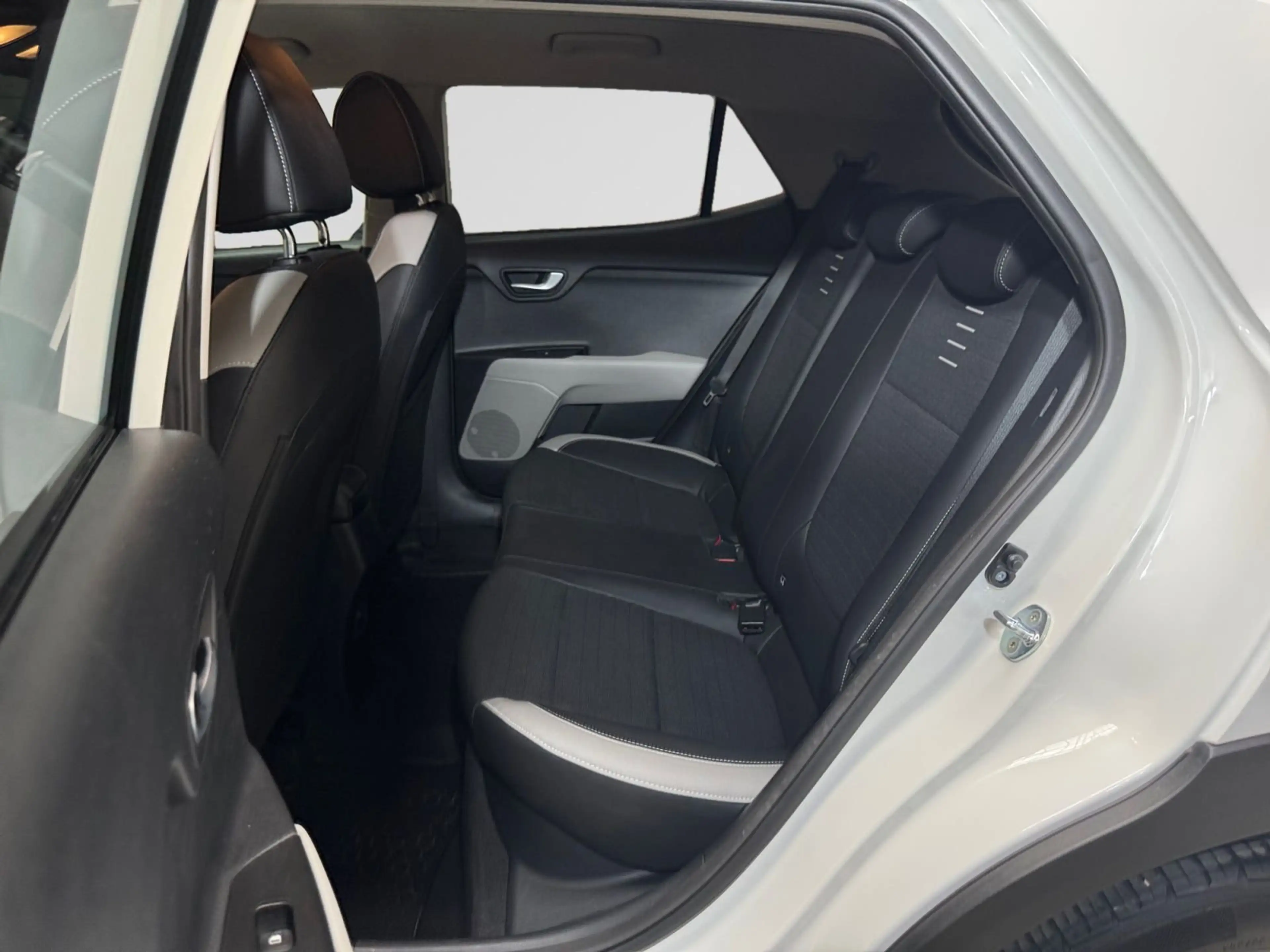 Kia Stonic Black Edition 1.0T 120cv MHEV — photo 6