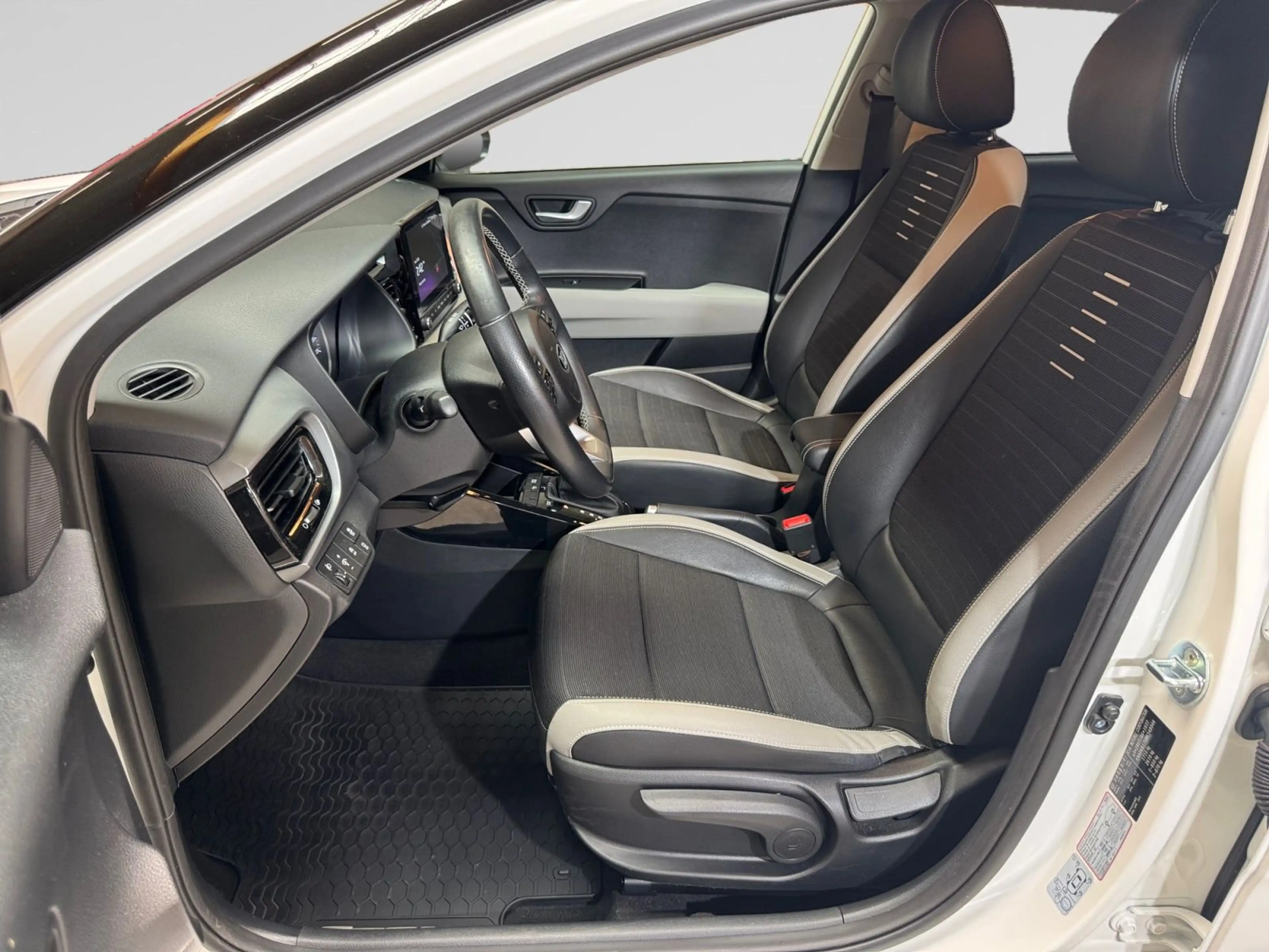 Kia Stonic Black Edition 1.0T 120cv MHEV — photo 5