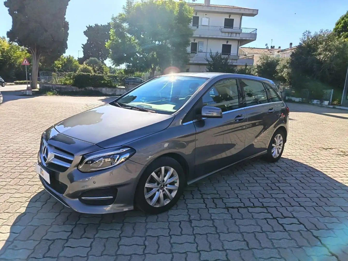 Mercedes-Benz B 180 Premium Grijs - 1