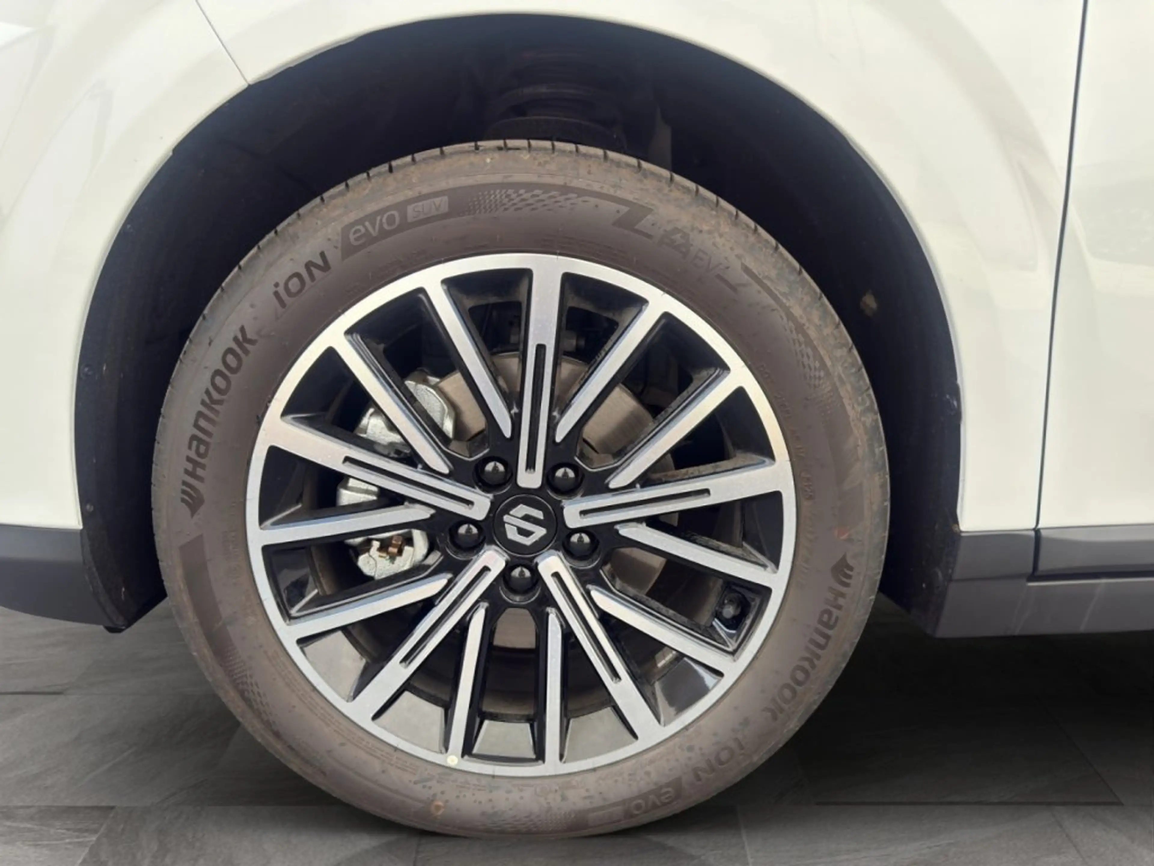 Leapmotor B10 Hybrid Design — photo 6