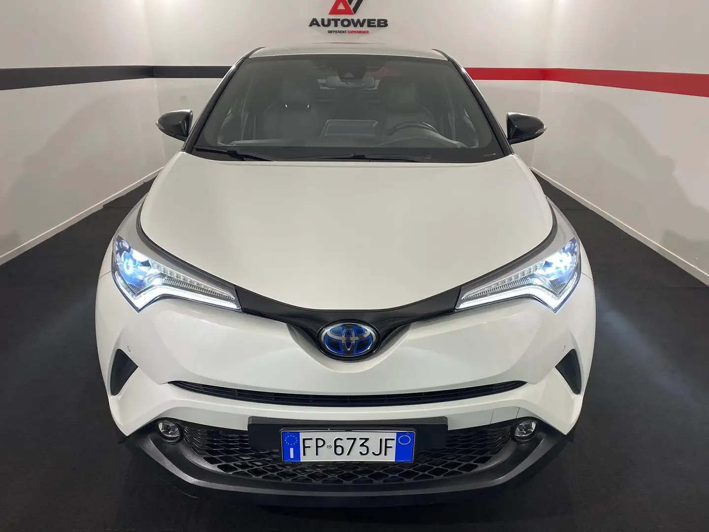 Toyota C-HR 1.8 Hybrid E-CVT Lounge Bianco - 2