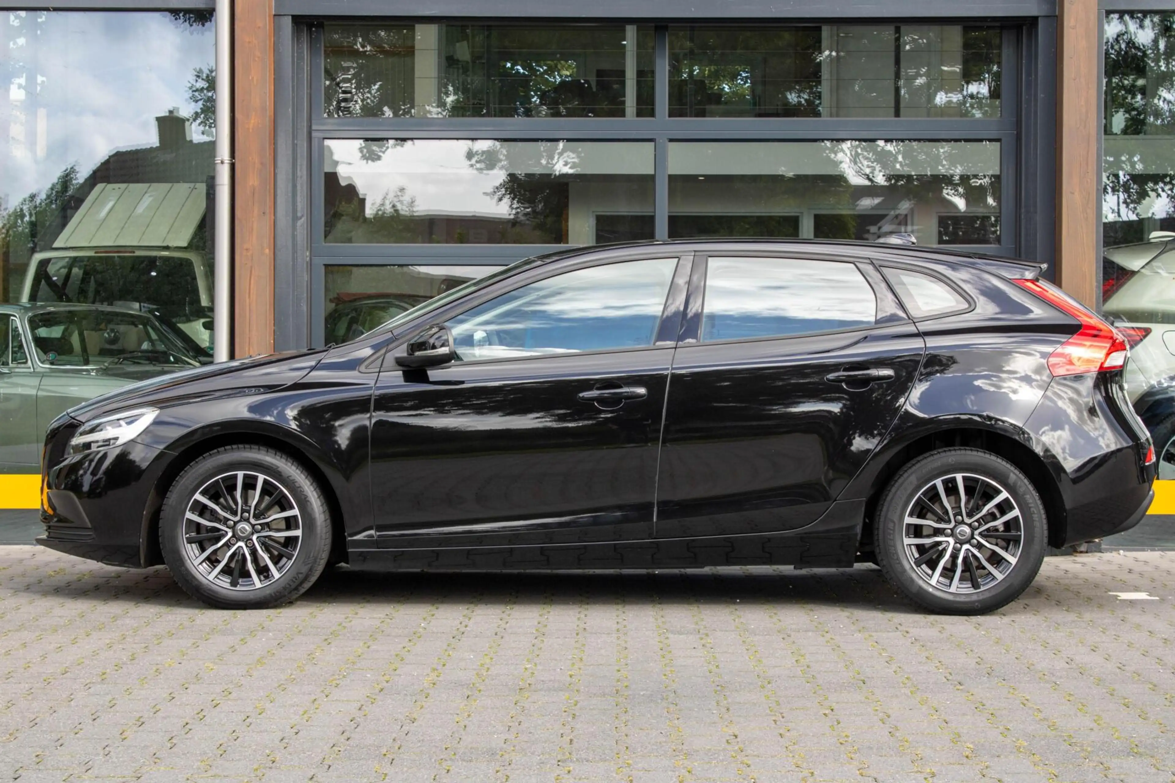 Volvo V40 2.0 T2 Inscription|Parkeersensor achter|Bleutooth| — photo 7
