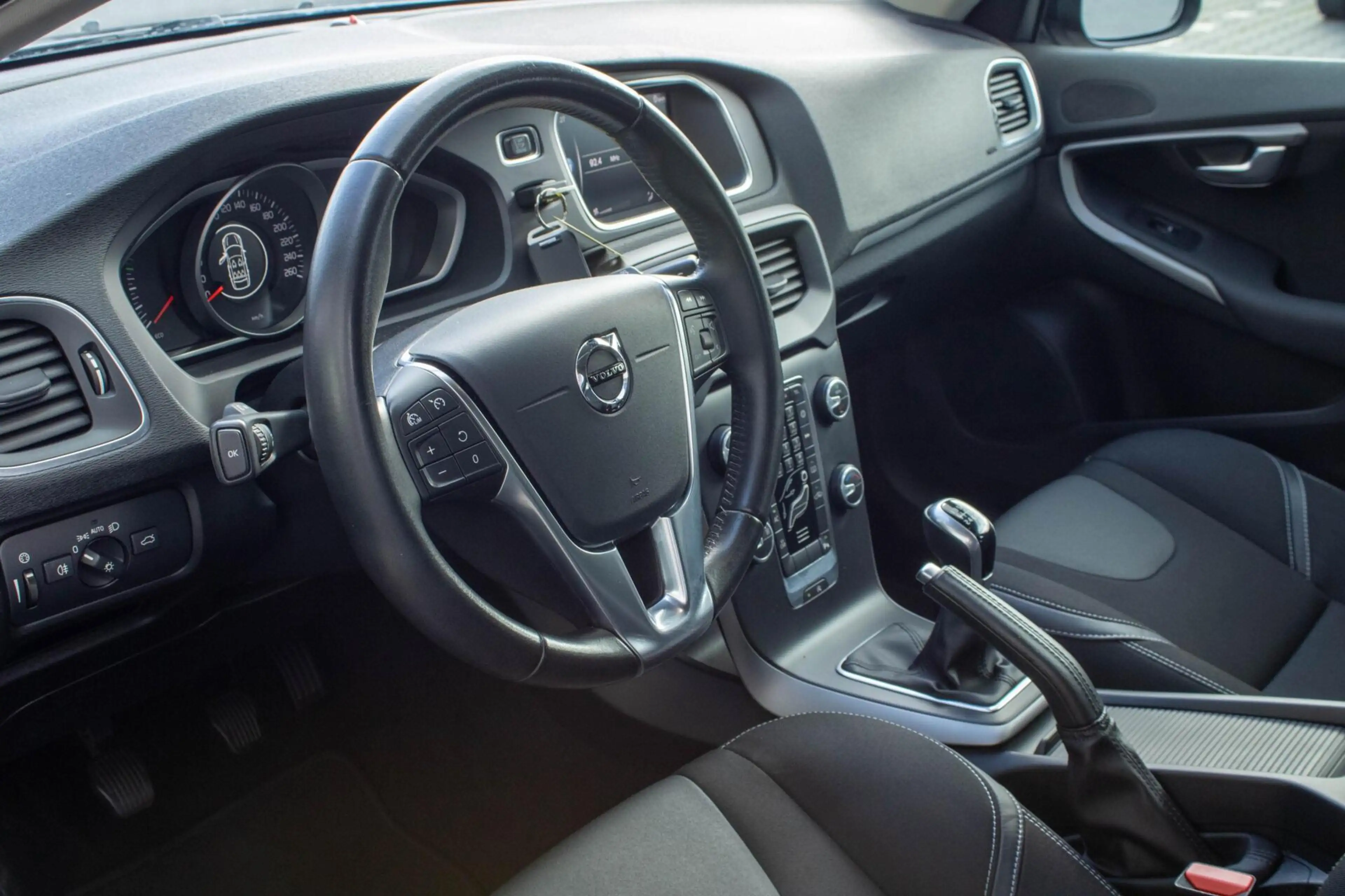 Volvo V40 2.0 T2 Inscription|Parkeersensor achter|Bleutooth| — photo 15