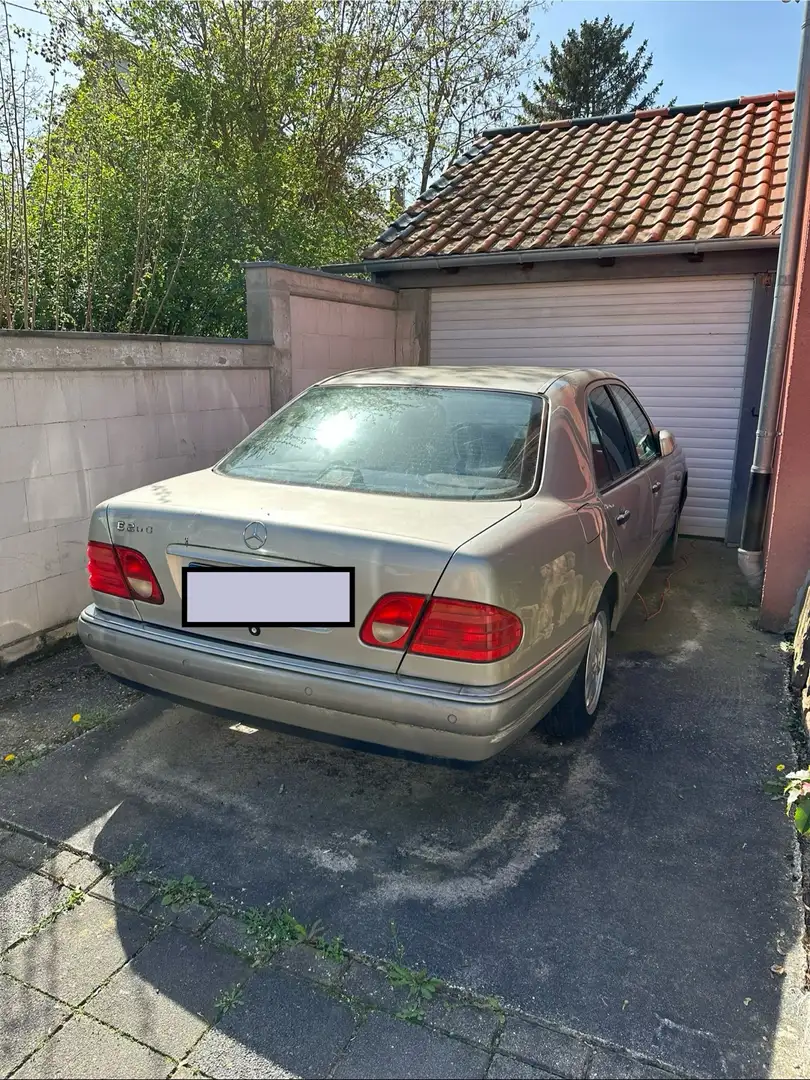 Mercedes-Benz E 200 Elegance Bronzová - 2