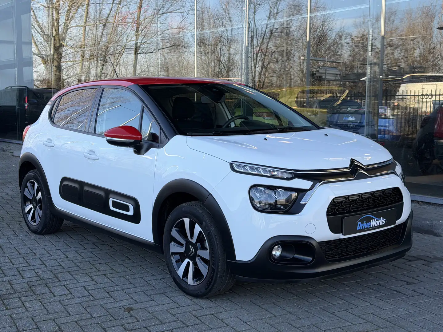Citroen C3 1.2 PureTech SHINE | Automaat | Carplay | PDC | We Weiß - 2