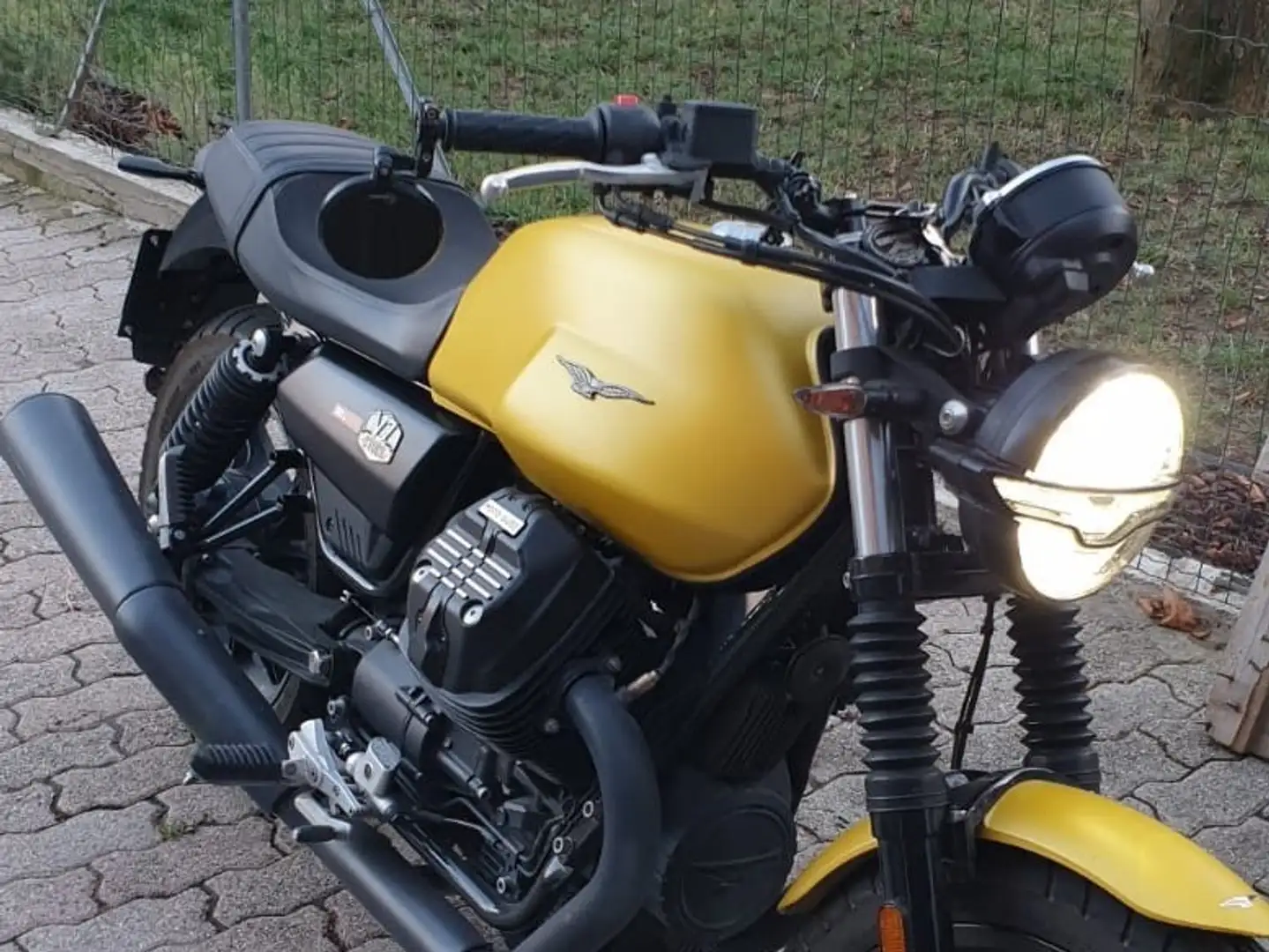 Moto Guzzi V 7 Żółty - 1