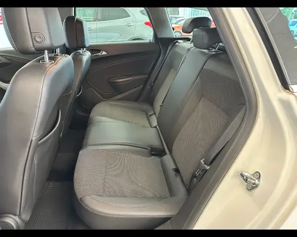 Opel Astra view 15