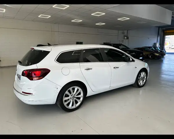 Opel Astra view 5