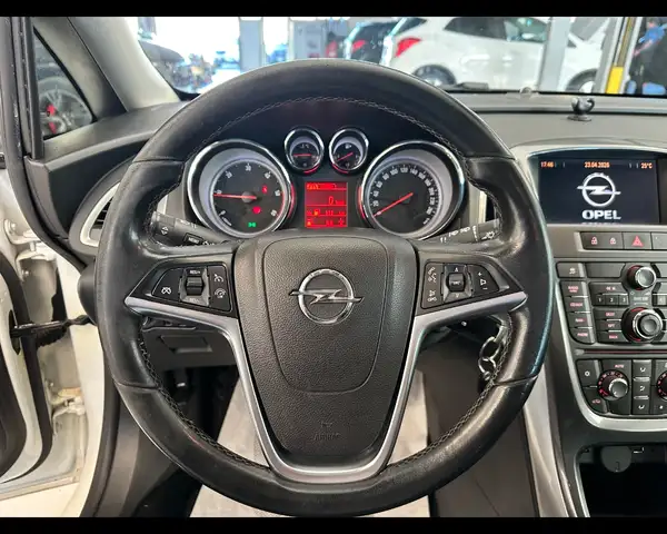 Opel Astra view 10
