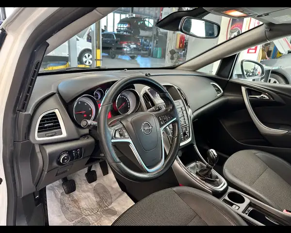 Opel Astra view 6