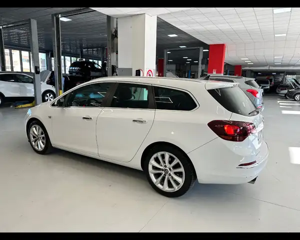 Opel Astra view 4