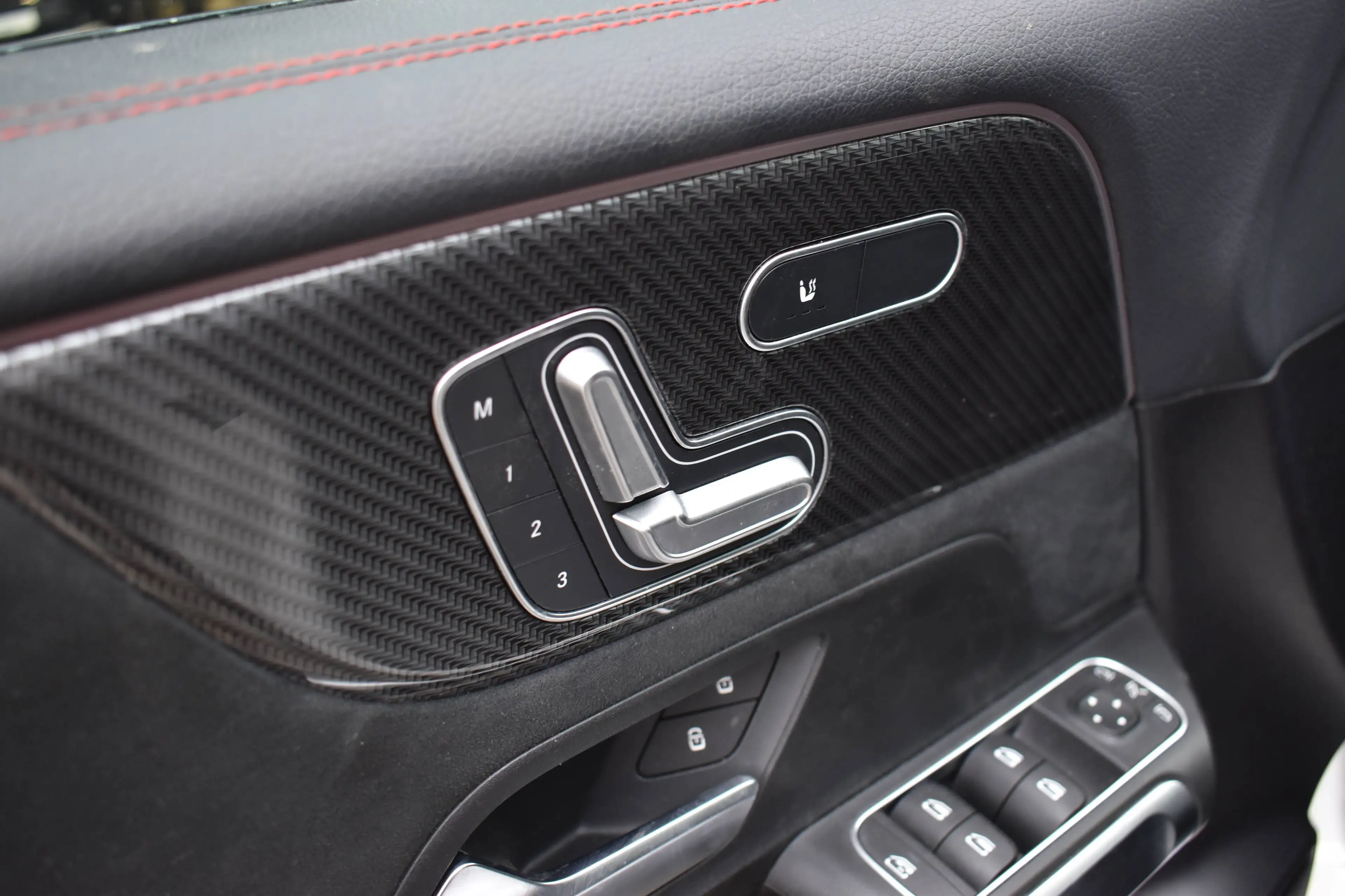 Mercedes-Benz GLB 220 d 4-Matic Pack AMG - Pano Full Options *7 Places* — photo 10