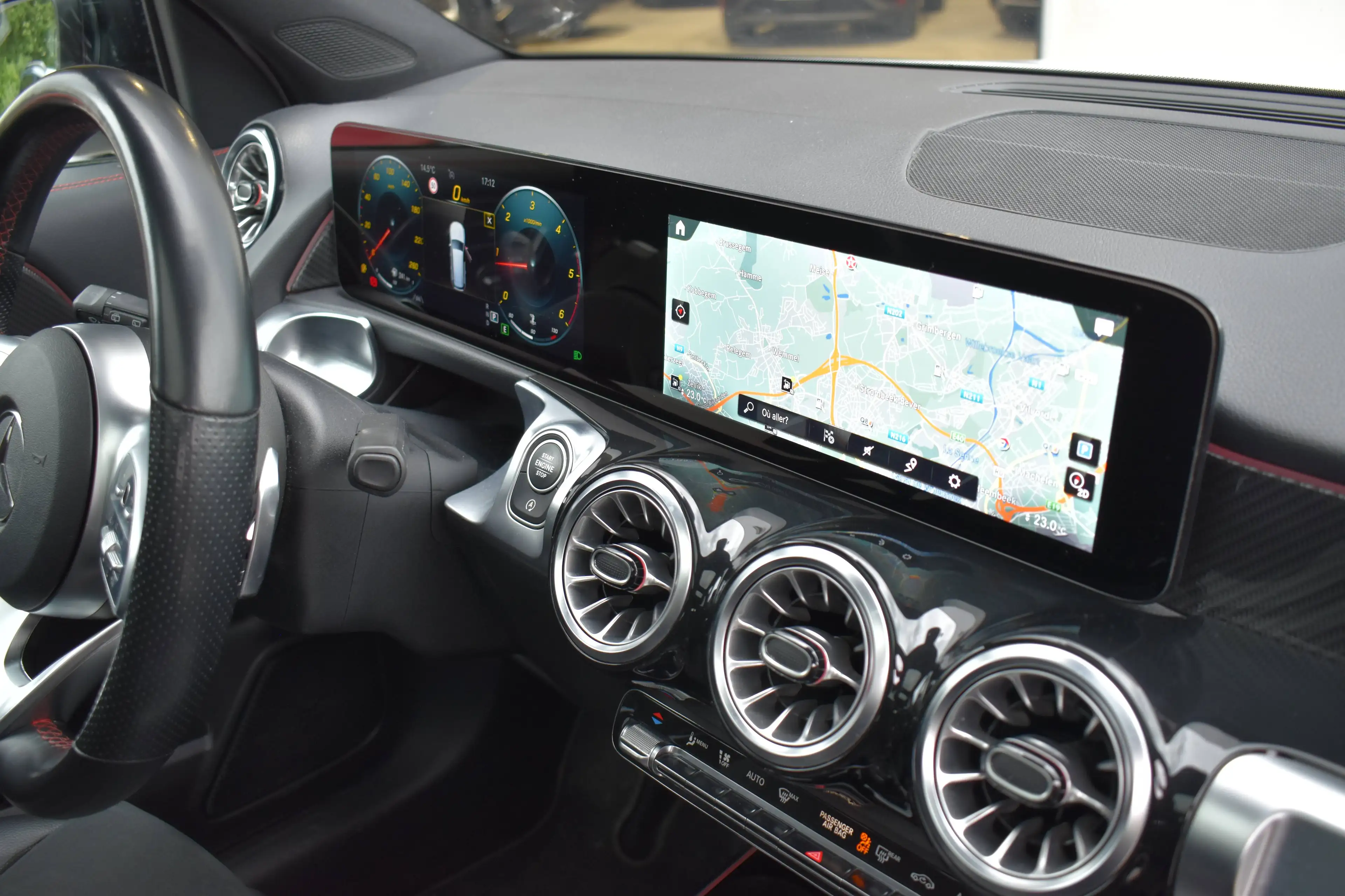 Mercedes-Benz GLB 220 d 4-Matic Pack AMG - Pano Full Options *7 Places* — photo 12