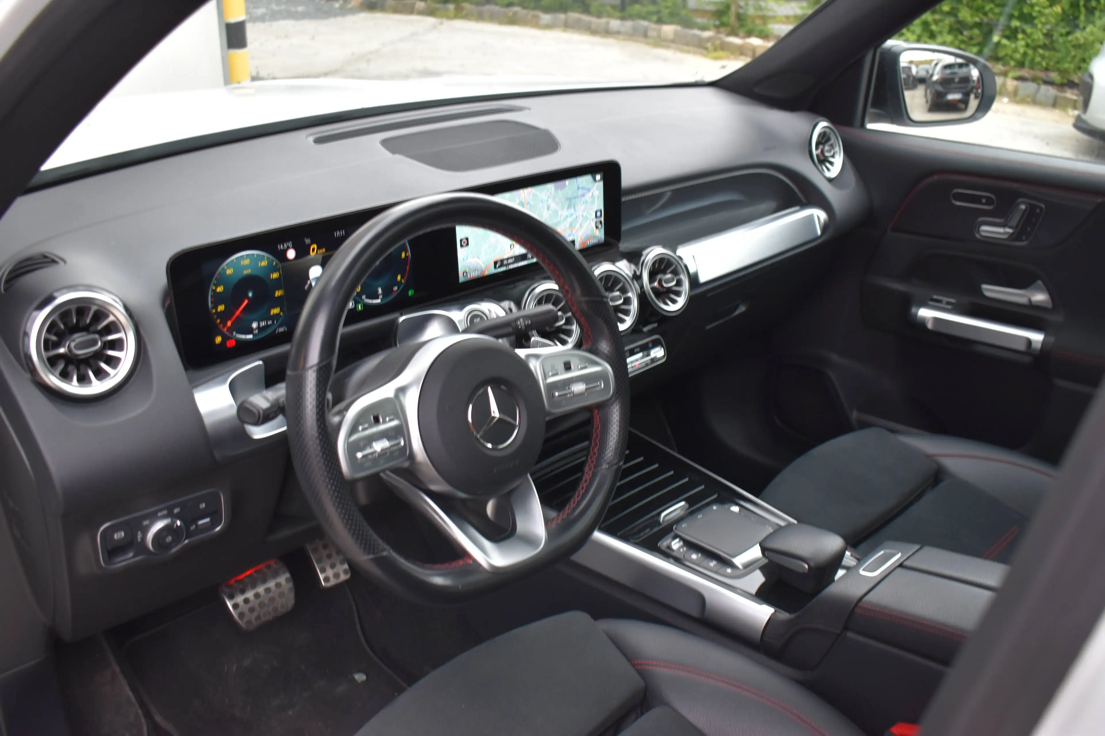 Mercedes-Benz GLB 220 d 4-Matic Pack AMG - Pano Full Options *7 Places* — photo 8