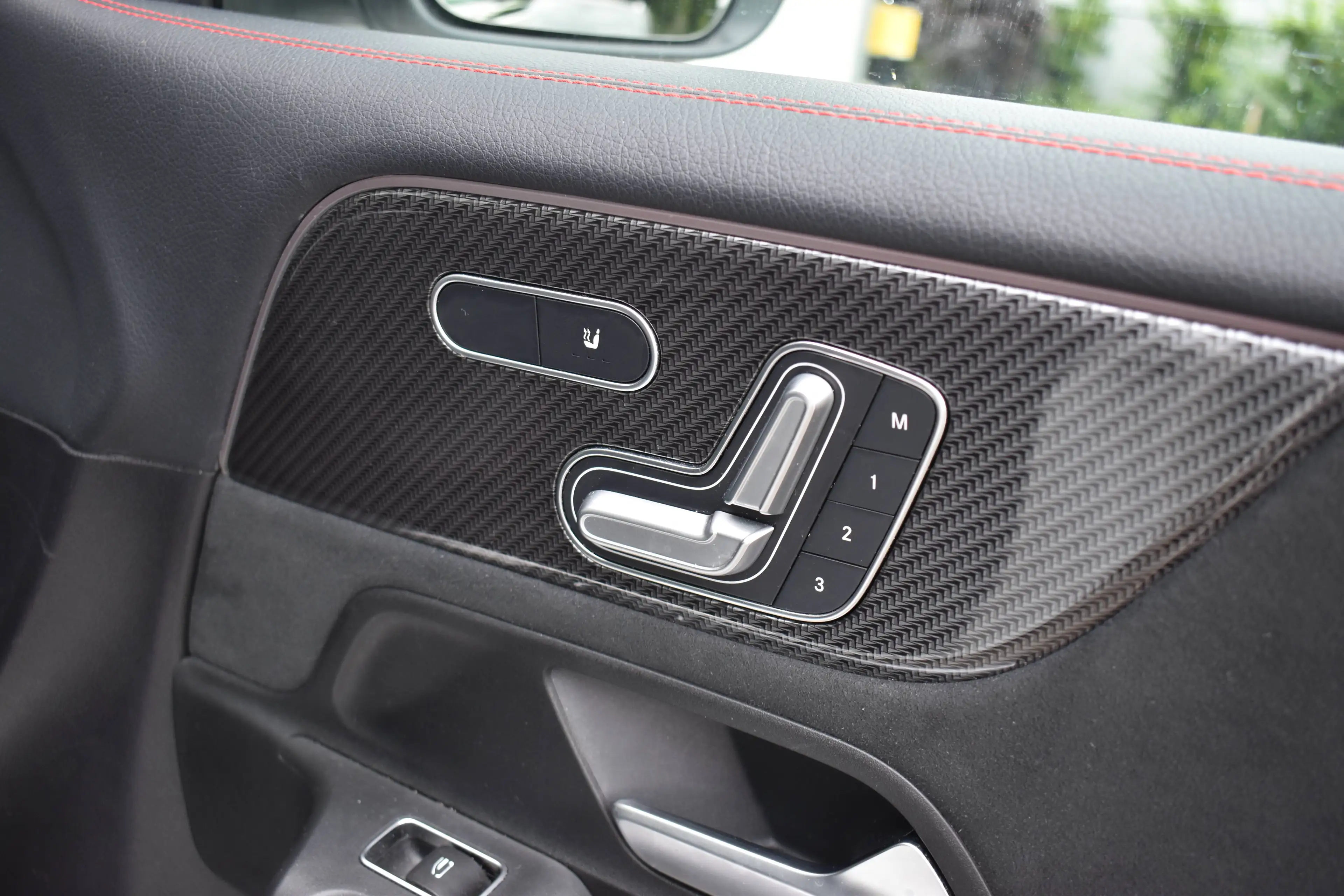 Mercedes-Benz GLB 220 d 4-Matic Pack AMG - Pano Full Options *7 Places* — photo 11