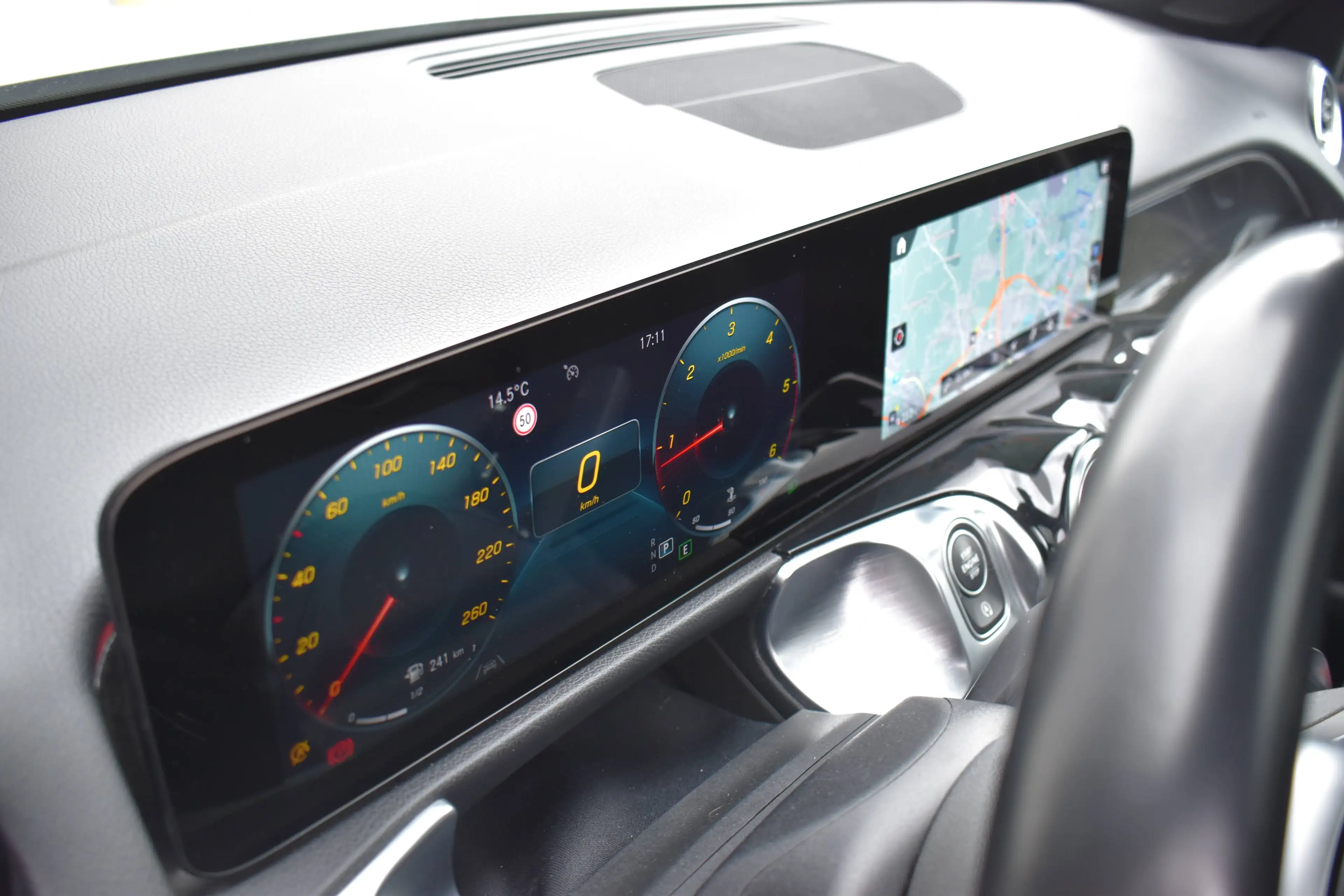 Mercedes-Benz GLB 220 d 4-Matic Pack AMG - Pano Full Options *7 Places* — photo 9
