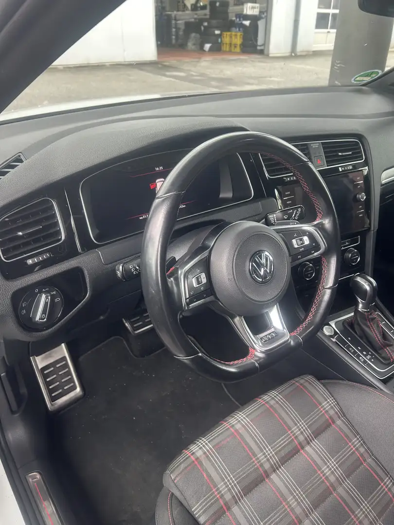 Volkswagen Golf GTI (BlueMotion Technology) DSG Performance - 2
