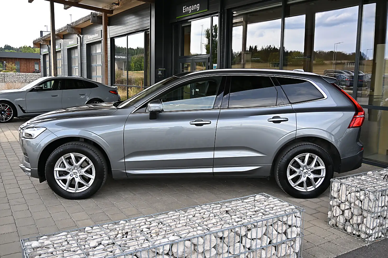 Volvo XC60 B4 Momentum Pro AWD Geartronic ACC, Standheizun... Grau - 2