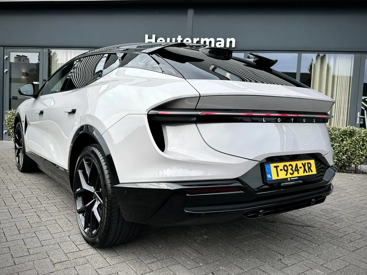 Lotus Eletre EDS 450 4WD 112 kWh Panorama/ NL auto/ 1e Eig. Gris - 2