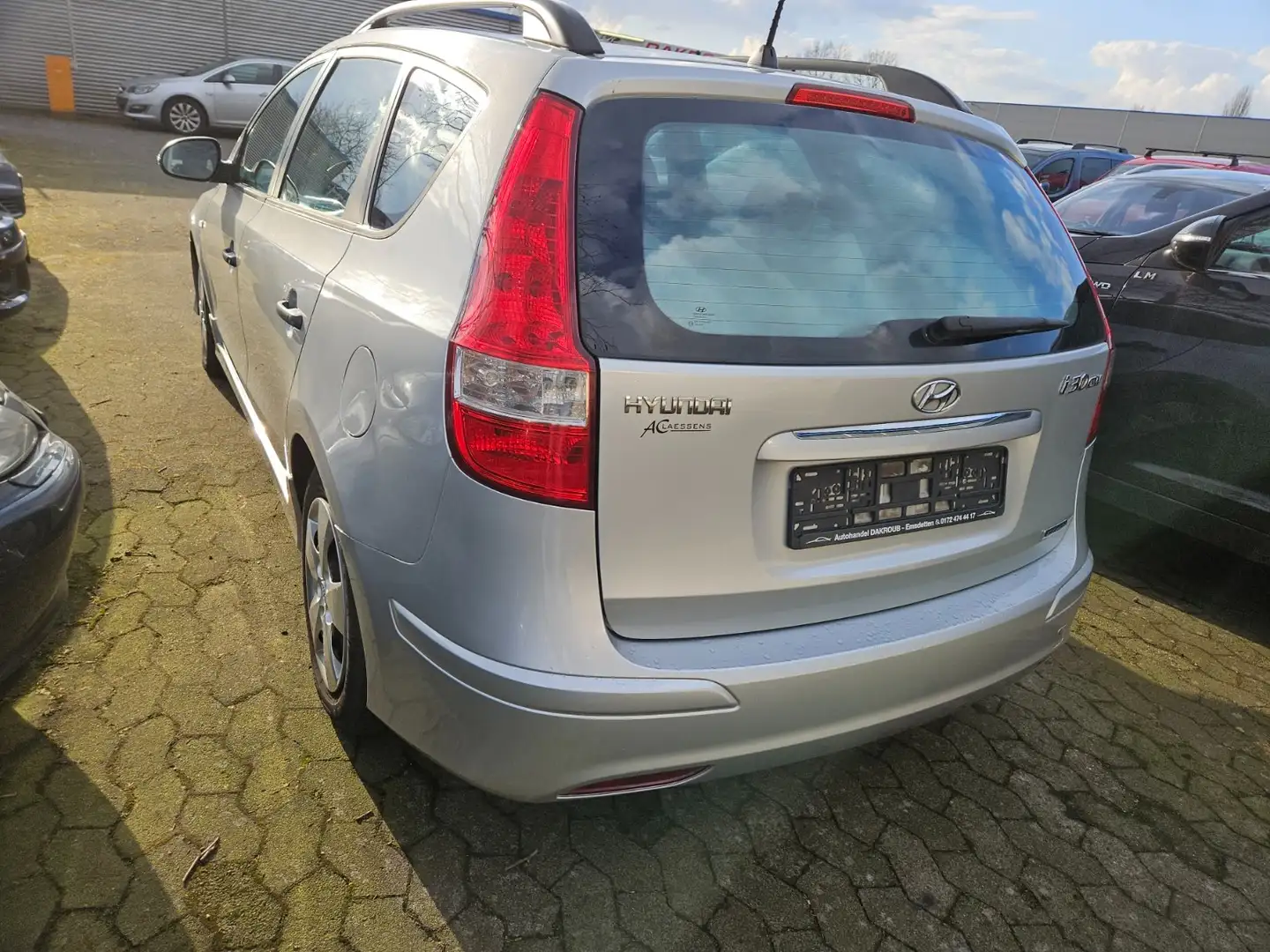 Hyundai i30 i30cw 1.6 CRDi blue Classic Silber - 2