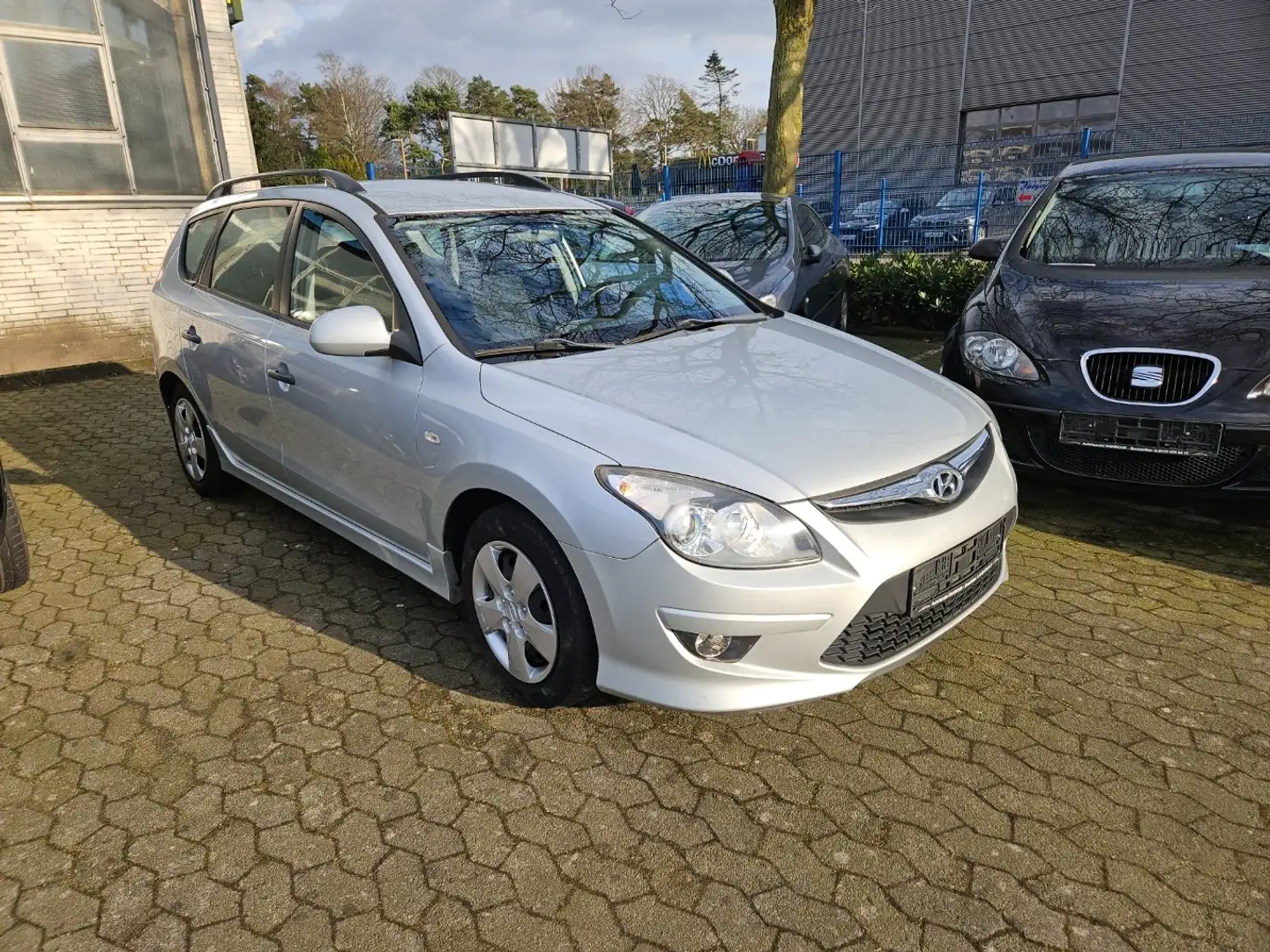 Hyundai i30 i30cw 1.6 CRDi blue Classic Silber - 1