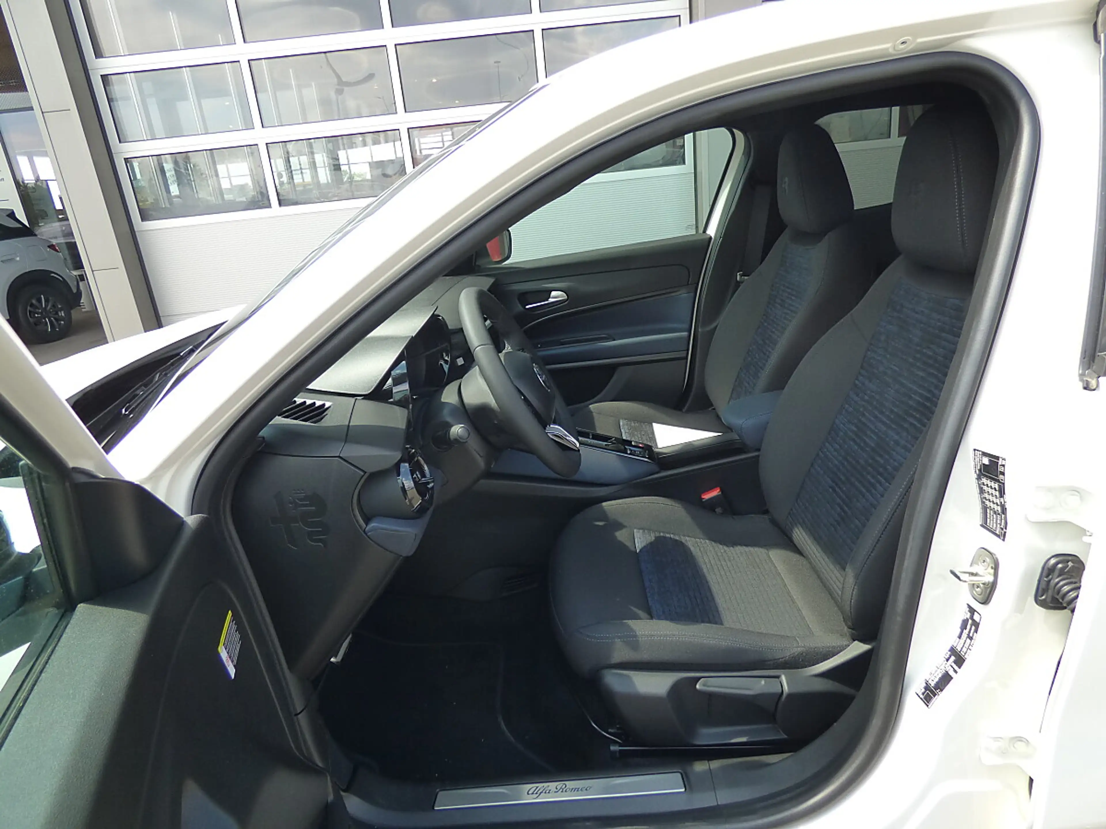 Alfa Romeo Junior Ibrida Sprint 1.2 MHEV e-DCT6 — photo 7
