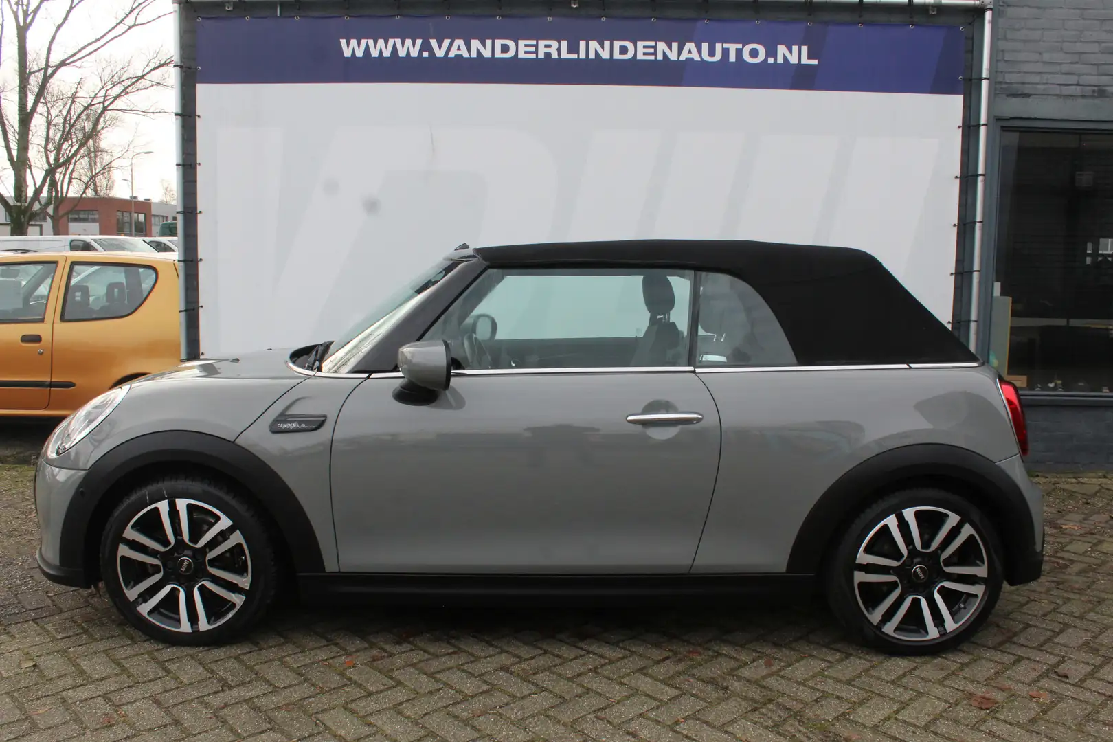 MINI Cooper Cabrio Mini 1.5 Camden Navigatie | Half leer | 17 inch ve Grijs - 2