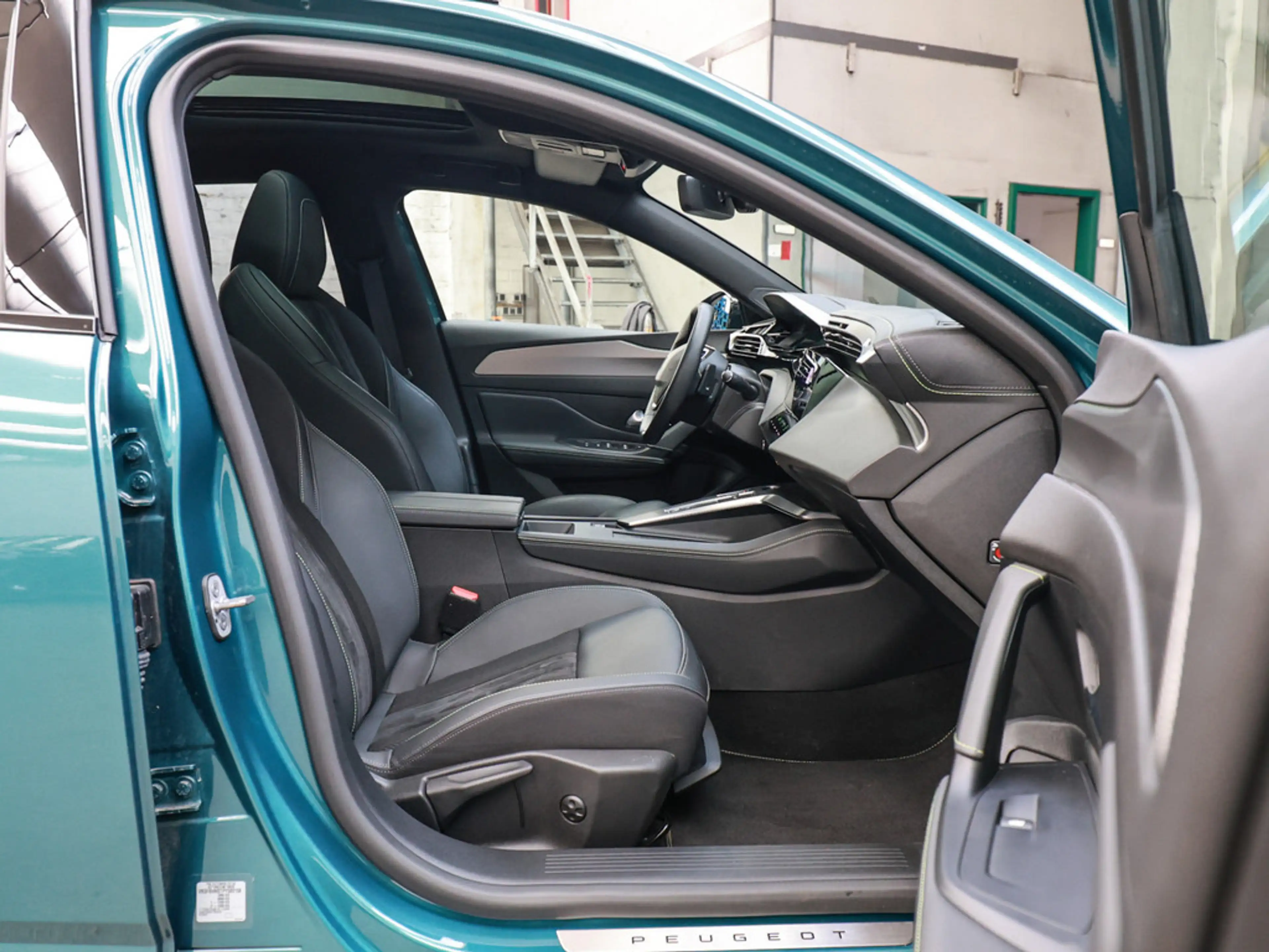 Peugeot 308 SW GT PureTech 130 EAT8 ACC PANO 360° BT — photo 3